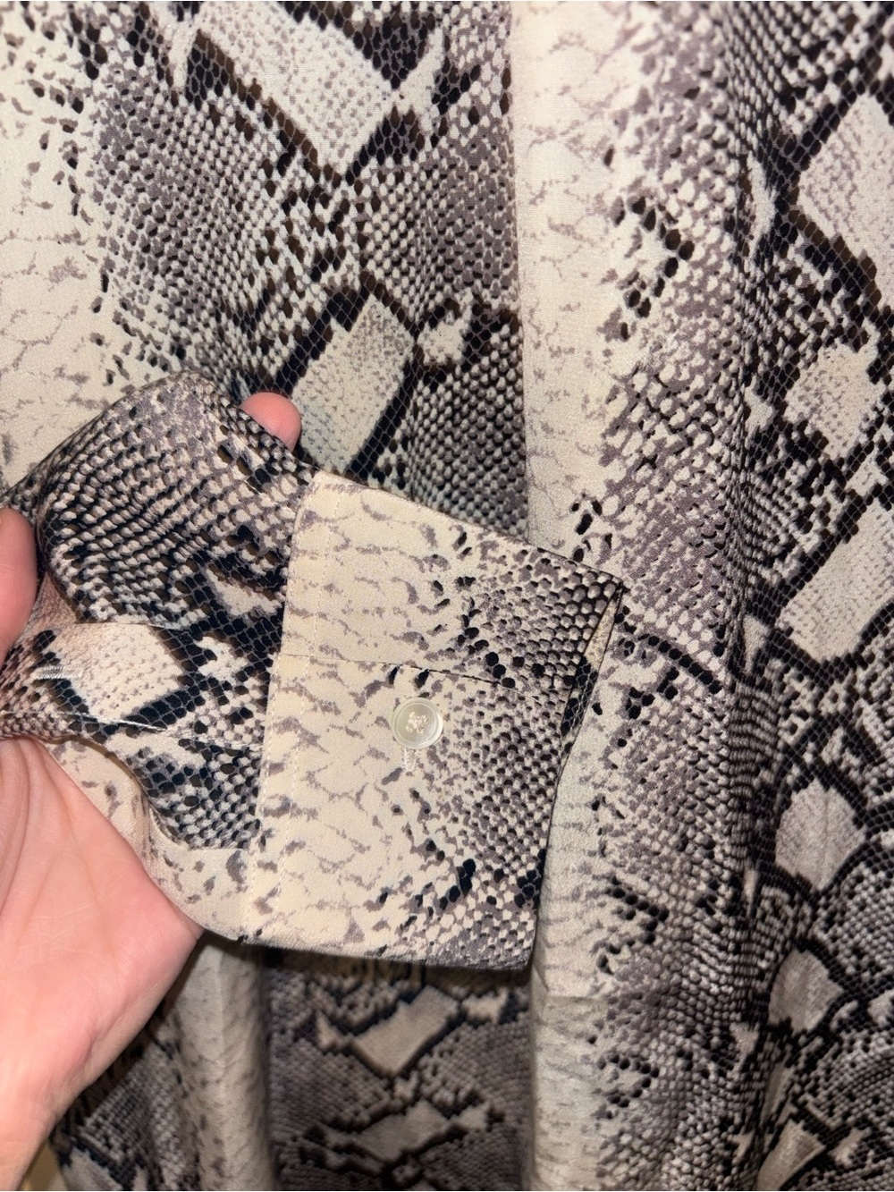 Equipment Femme Snake Print Button-Up Blouse Size Large A00401 - Picture 6 of 8